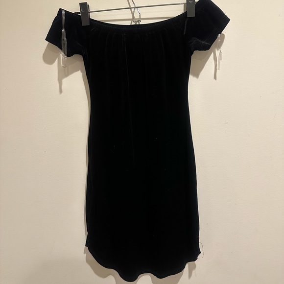 Off the shoulder velvet midi dress - Picture 3 of 5